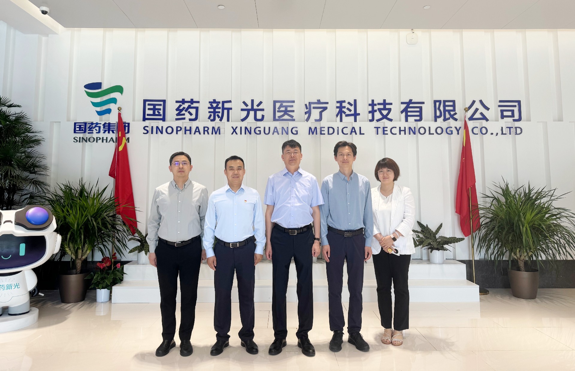 国药集团医疗器械产业发展部副总经理杨志强一行调研国药新光